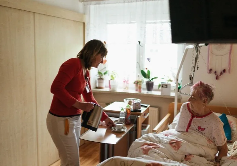 Demencia gondozó — szakember idős, demenciával élő embert lát el otthoni, gondoskodó környezetben